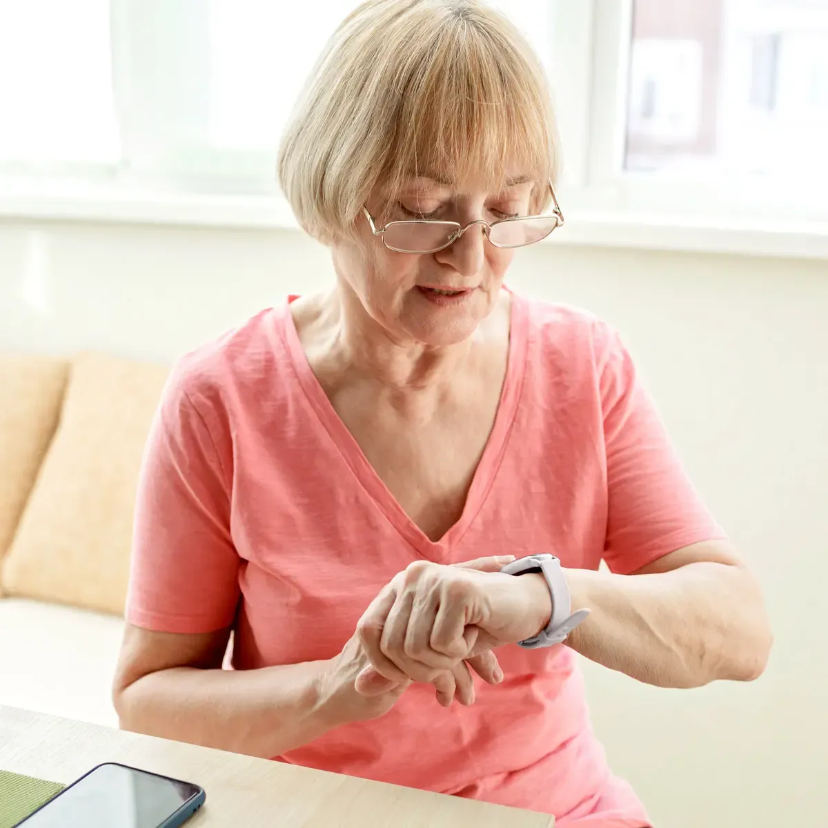 Seniorin nutzt JAMES Notrufuhr